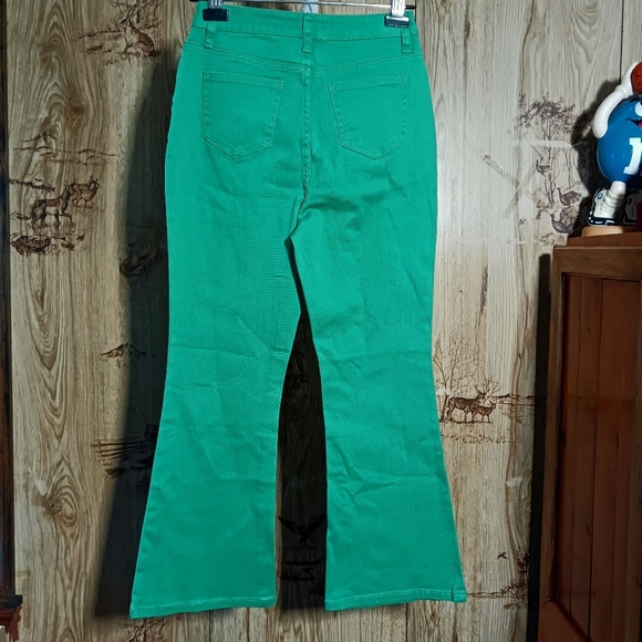 Fashion Nova Can We Kick It Cropped Flare Jeans in Kelly Green Size 7 - Picture 3 of 8